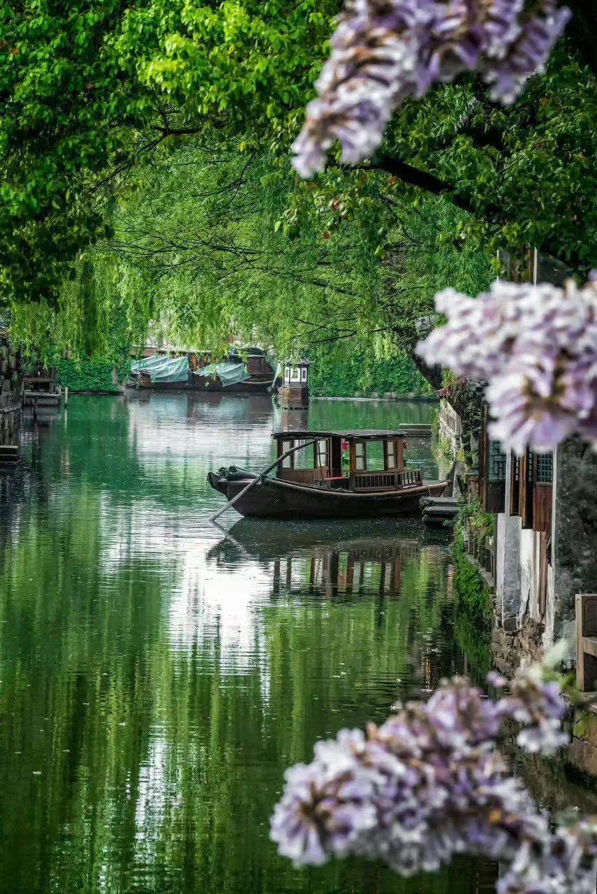 烟雨迷蒙，潺潺流水……周庄，总勾起人们心中梦。 ​ ​​​