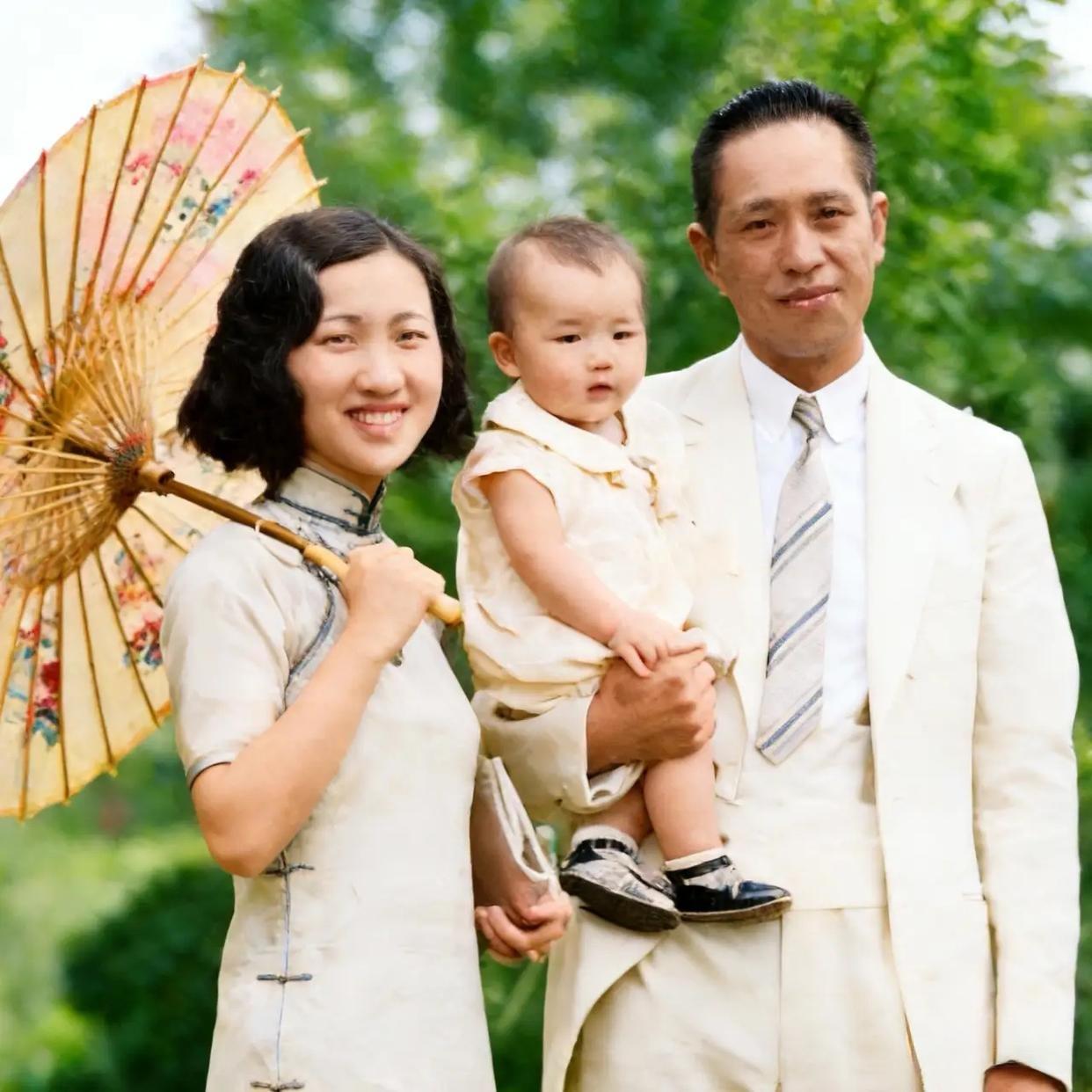 1937年，南京，孙元良与夫人吴懿辉以及孩子的合影，孙元良西装革履，单手抱着孩子