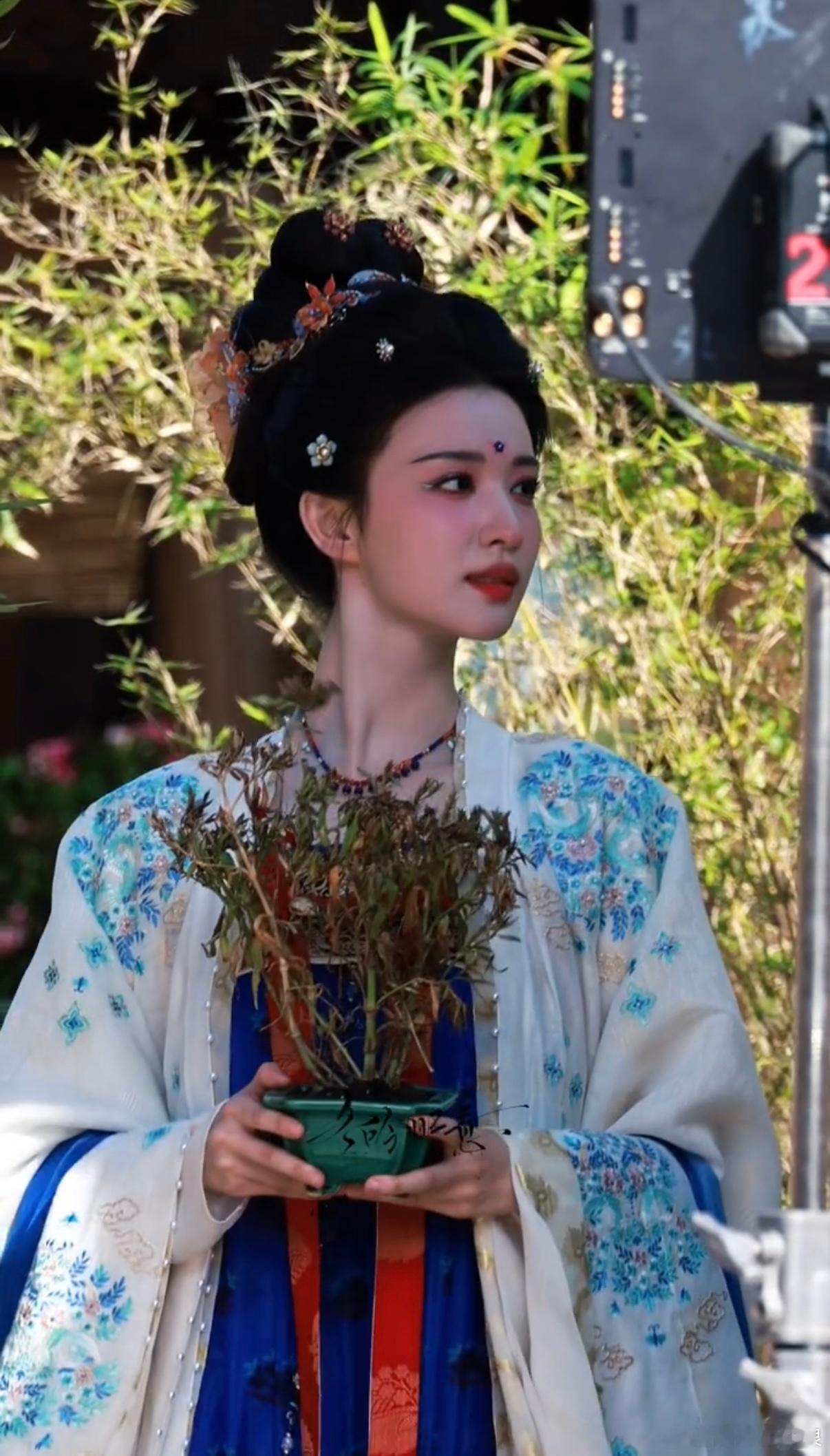 王楚然浮生竹影新皮肤 没有提前刷到相关安利，偶然刷路透被这套竹影古装吸引，素雅淡