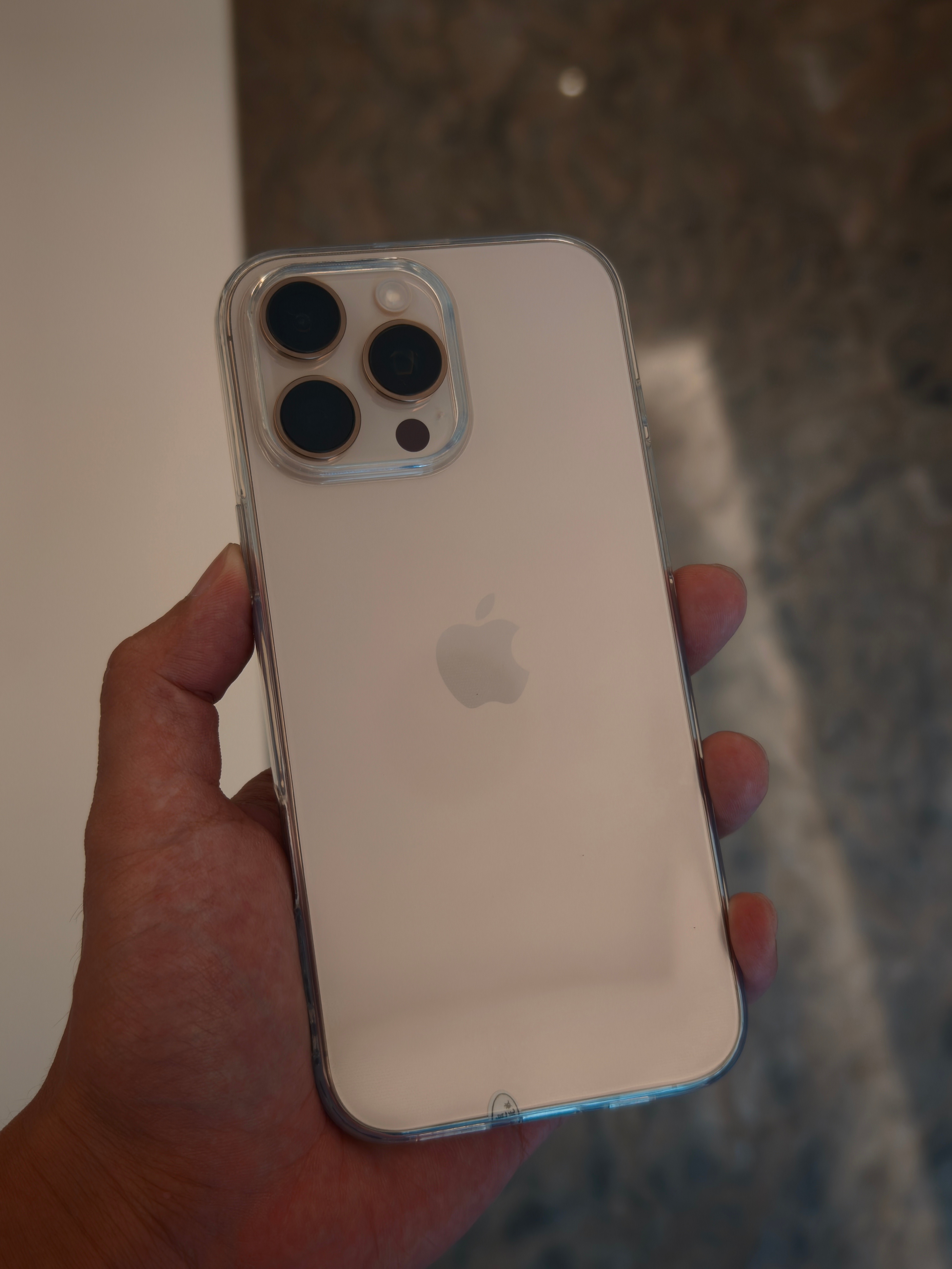 从那买了个二手iPhone 16 Pro Max 512版本，购买的原因很简单，