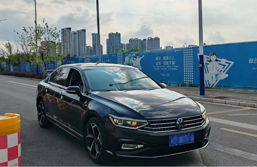 几天去保养，车升起来，师傅拆开看了一眼，问我：你这迈腾平时都用什么油？
我心想还