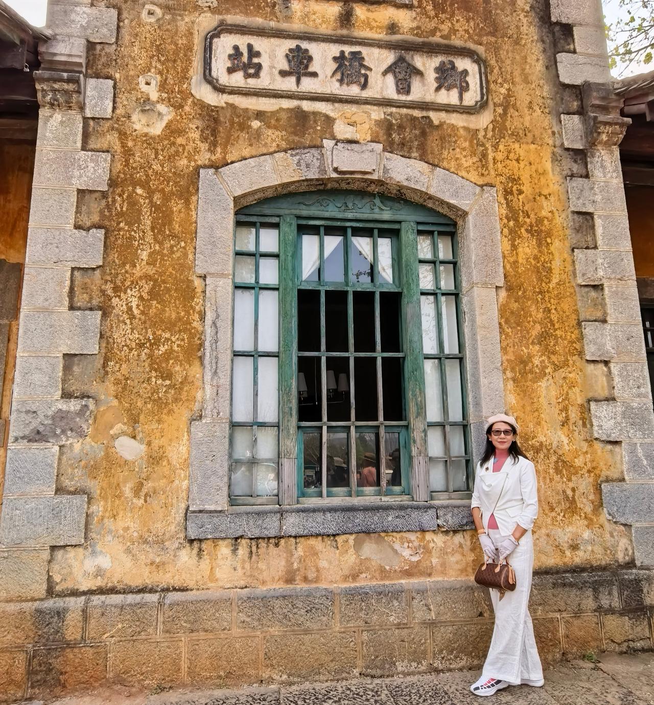 在建水西庄镇的田园间，藏着一座民国遗韵满满的小站——乡会桥火车站，它因旁侧的乡会