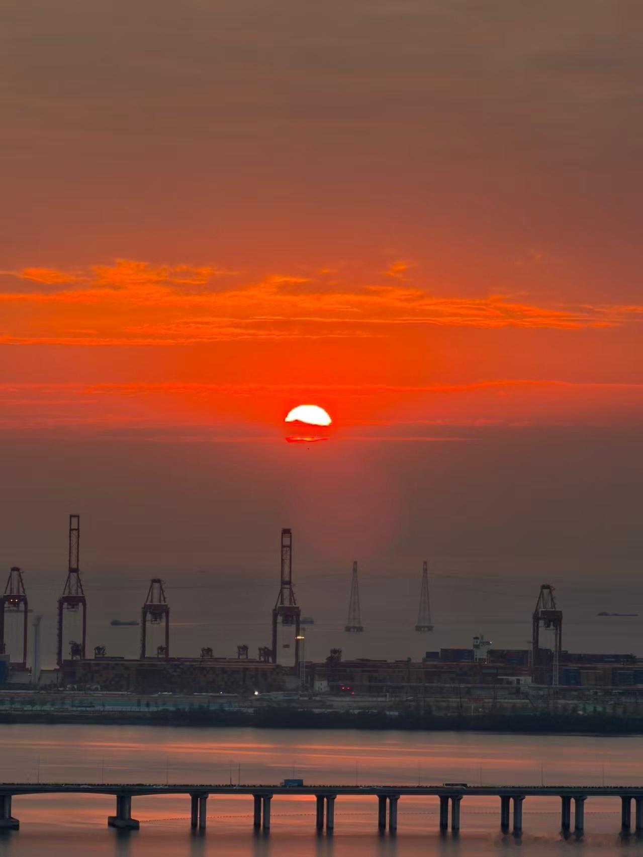 近期PLOG：1️⃣周末在家看日落永远是最平静最幸福的事情2️⃣每次收花当然超开