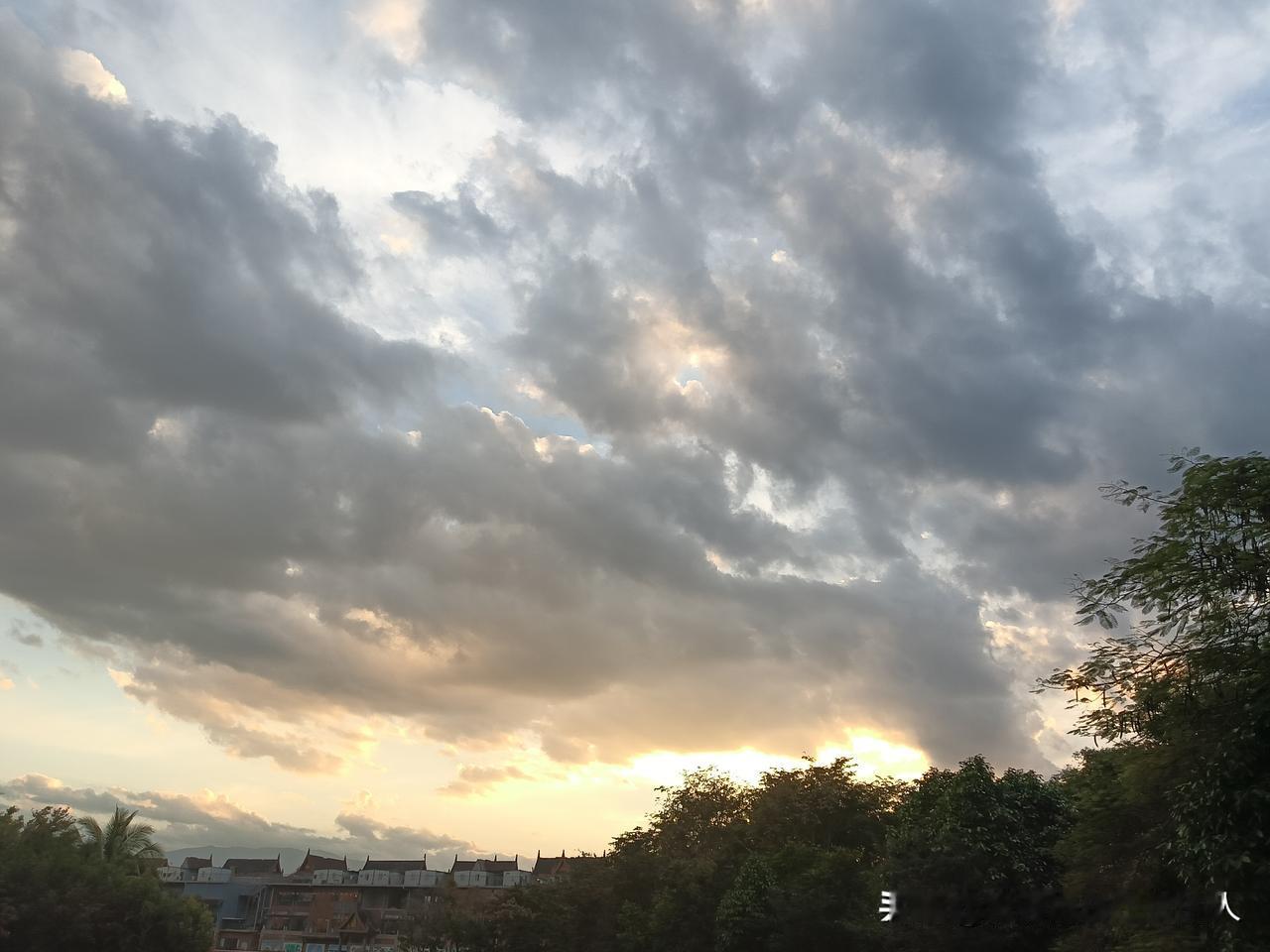 一段有趣的话：
人到中年，如果没钱没有资源，就不要想着到处去撩女人了。

现在的