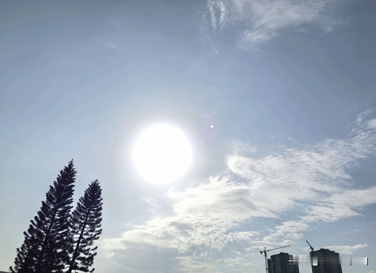 广东大部晴到多云，南部有散装雷雨！

今天（10日），广东南部市县分散（雷）阵雨