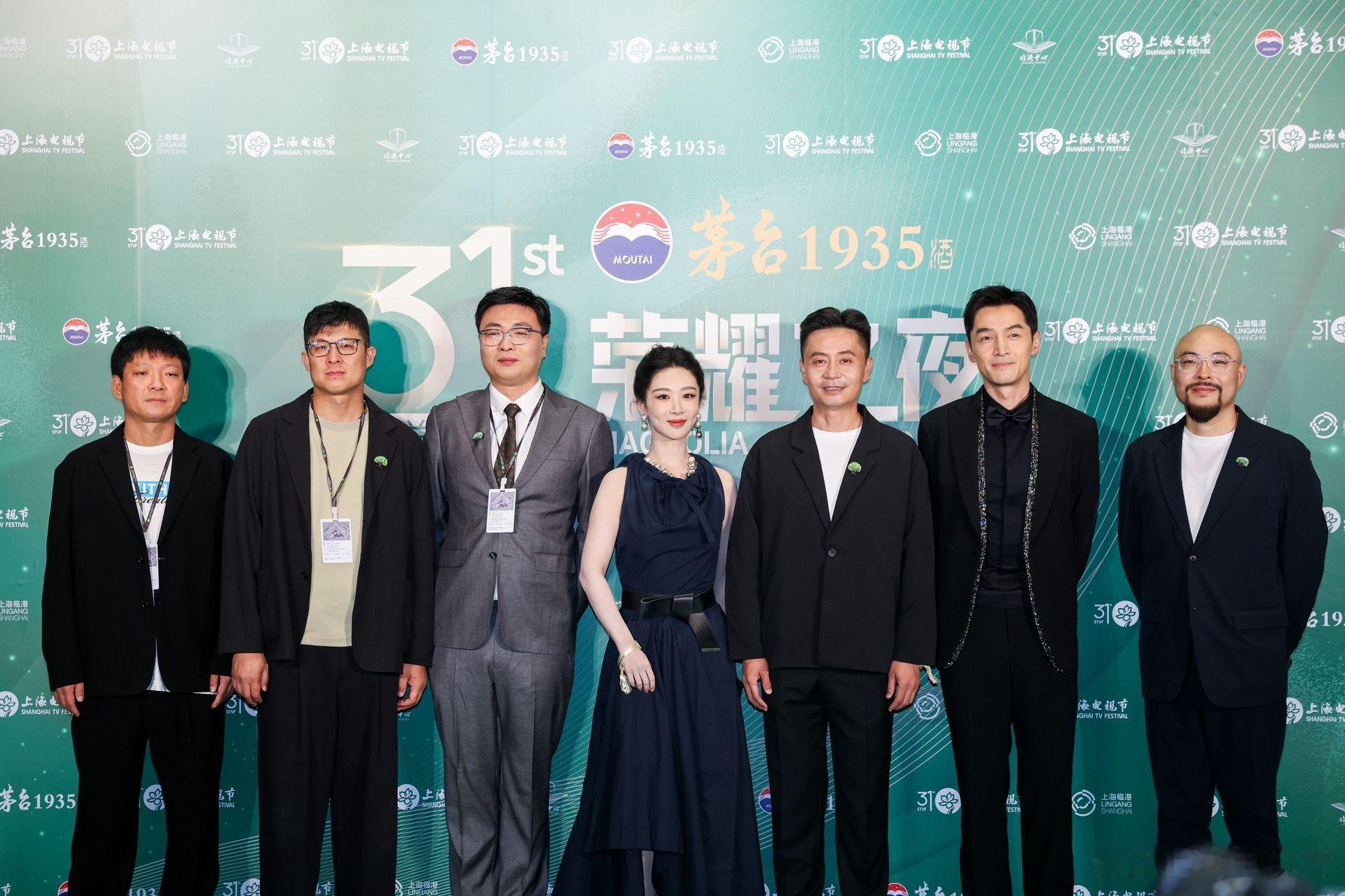 杨紫胡歌拥抱转场多杰白菊的师徒情杨紫胡歌拥抱转场，多杰白菊的师徒情，谁懂一下这一