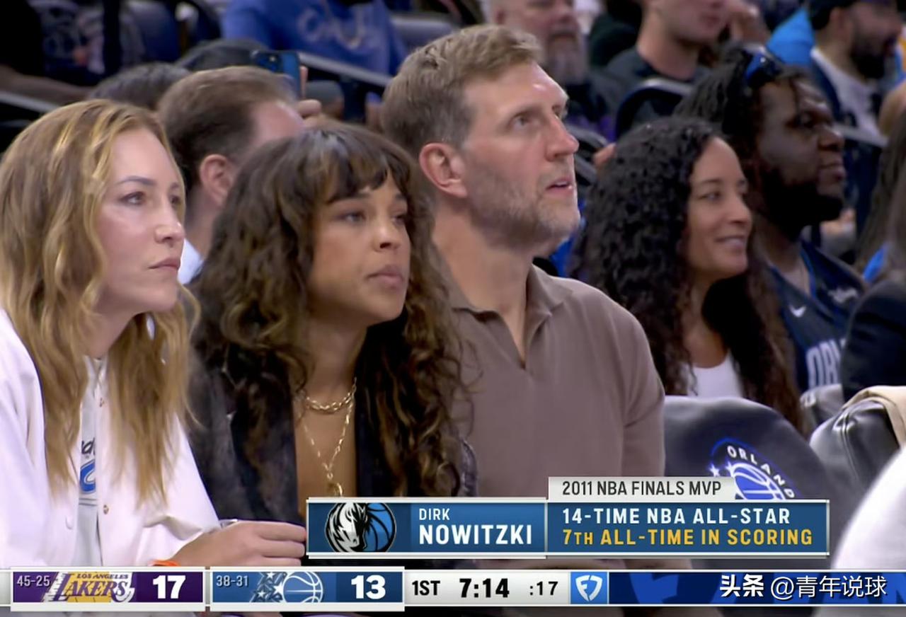 诺维斯基真的太喜欢东契奇了！

今天，湖人队做客奥兰多挑战魔术队，场边出现了一个