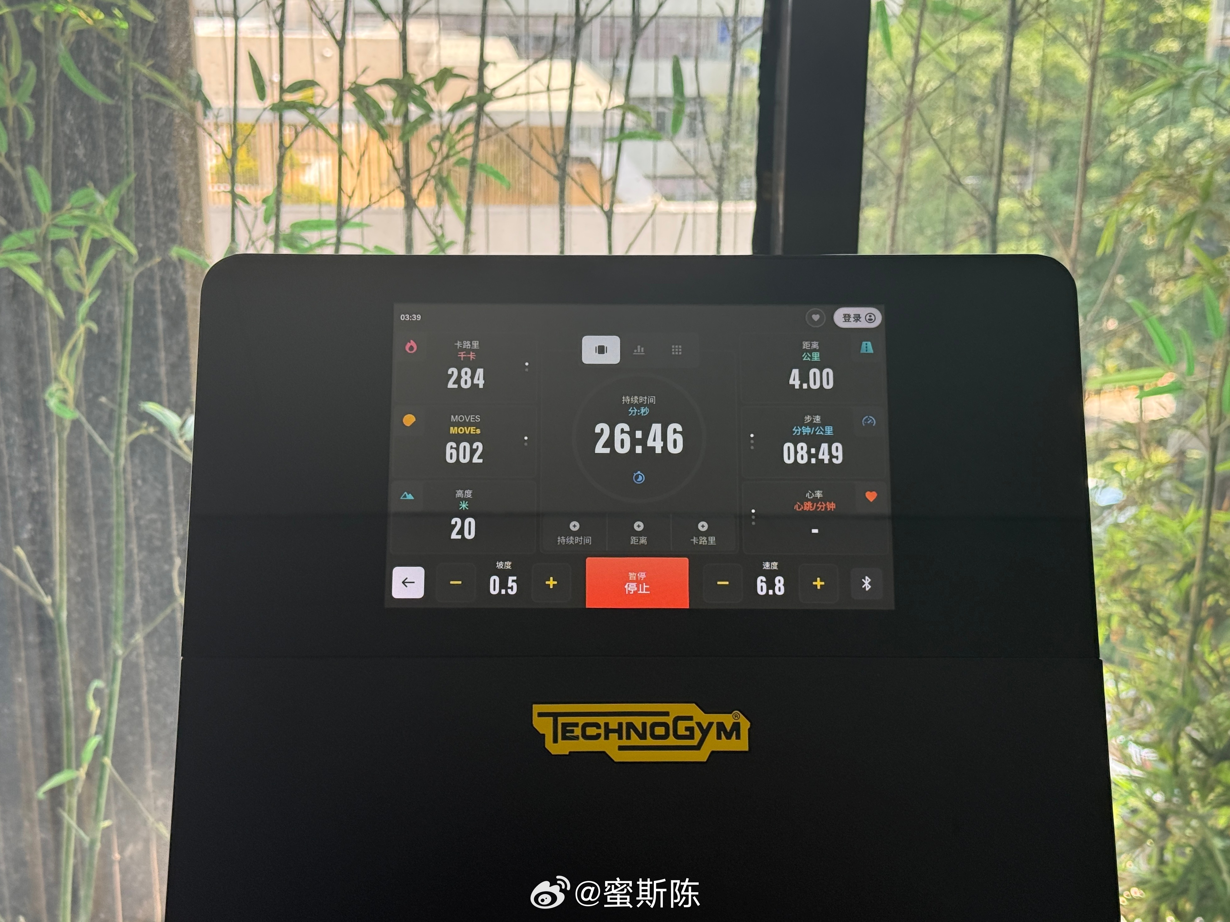 躺平两天，今天还是运动下吧，时间仓促，简单的上肢力量训练，跑步4公里。想着上楼换
