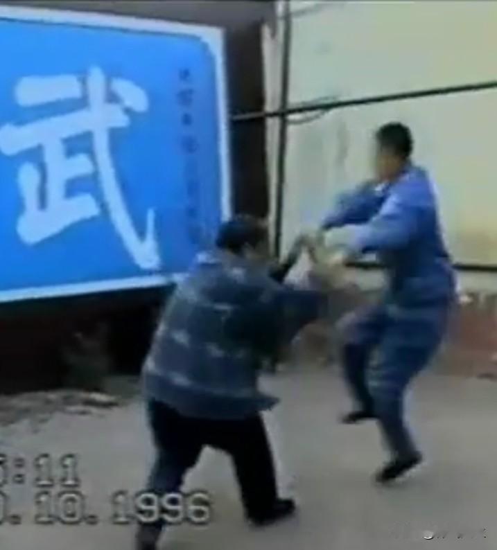 大成拳者，整体“非一非二”，各部分工合作。头拳即虚灵顶劲，头法是身法之要，头法代