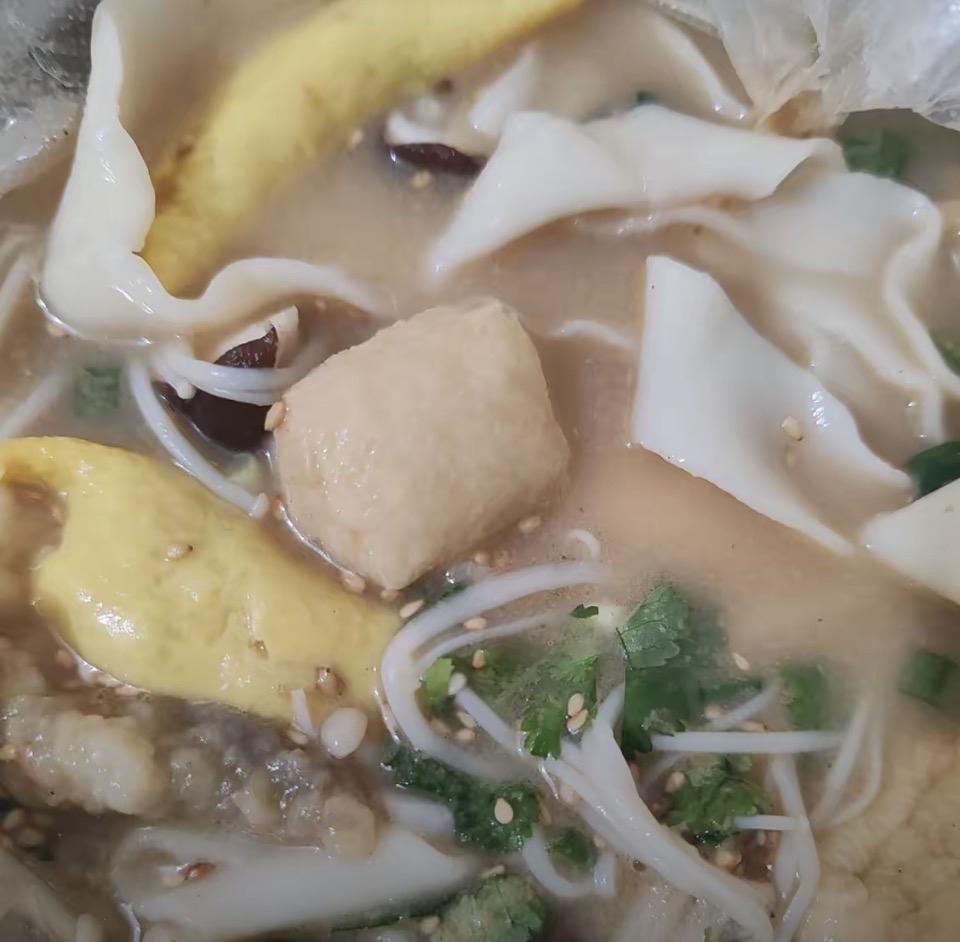 一碗热气腾腾的美味汤面，搭配嫩滑的豆腐和爽口的蔬菜，满足你的味蕾！🍜🌱🍜