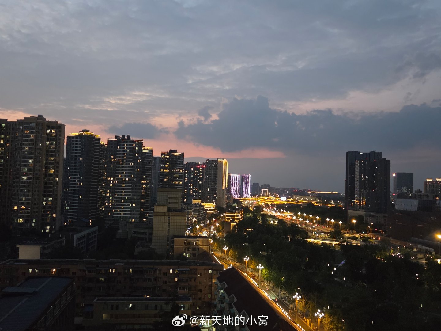 随手拍成都我被成都的夜晚迷住了这样的成都你确定不来城市影像记手机摄影爱好者周末的