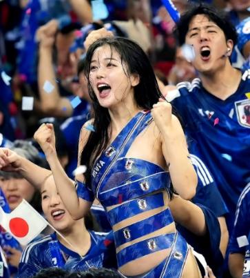 2026年6月，日本友谊赛看台上，

一个女球迷用蓝色医用胶带

缠住自己关键部
