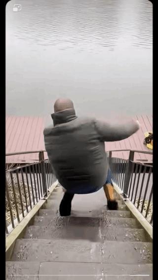 噗通一声
丝滑掉到水里！