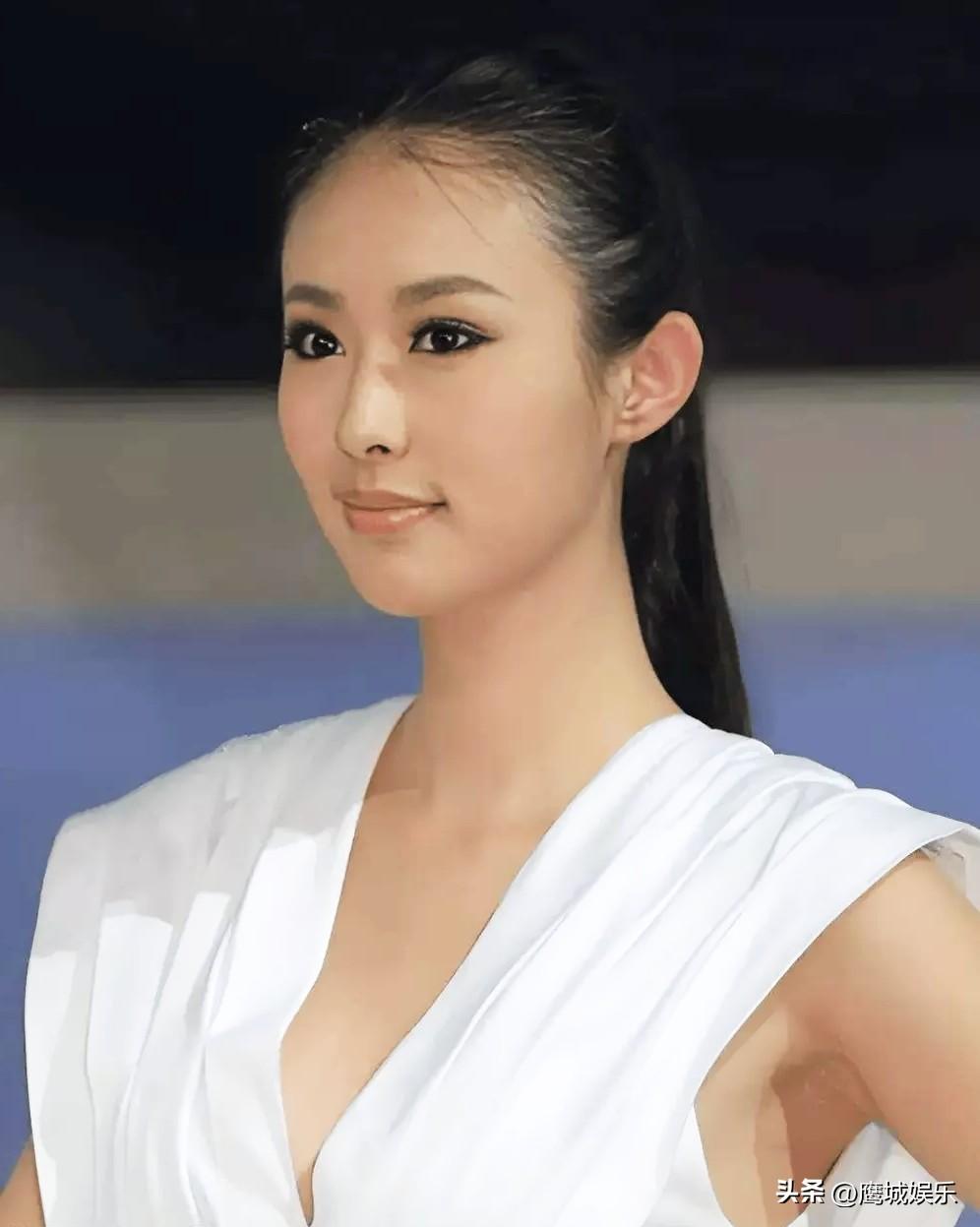 （翟凌）从“第一车模”到隐退重生，展现了名利浮沉中坚守自我的人生历程。

她凭借