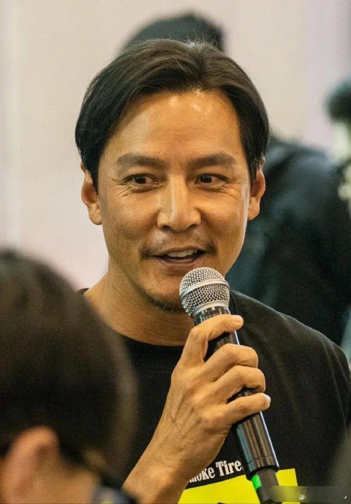 吴彦祖，彭于晏，两个活在传说里的帅哥，不知不觉也跌落神坛了…… 