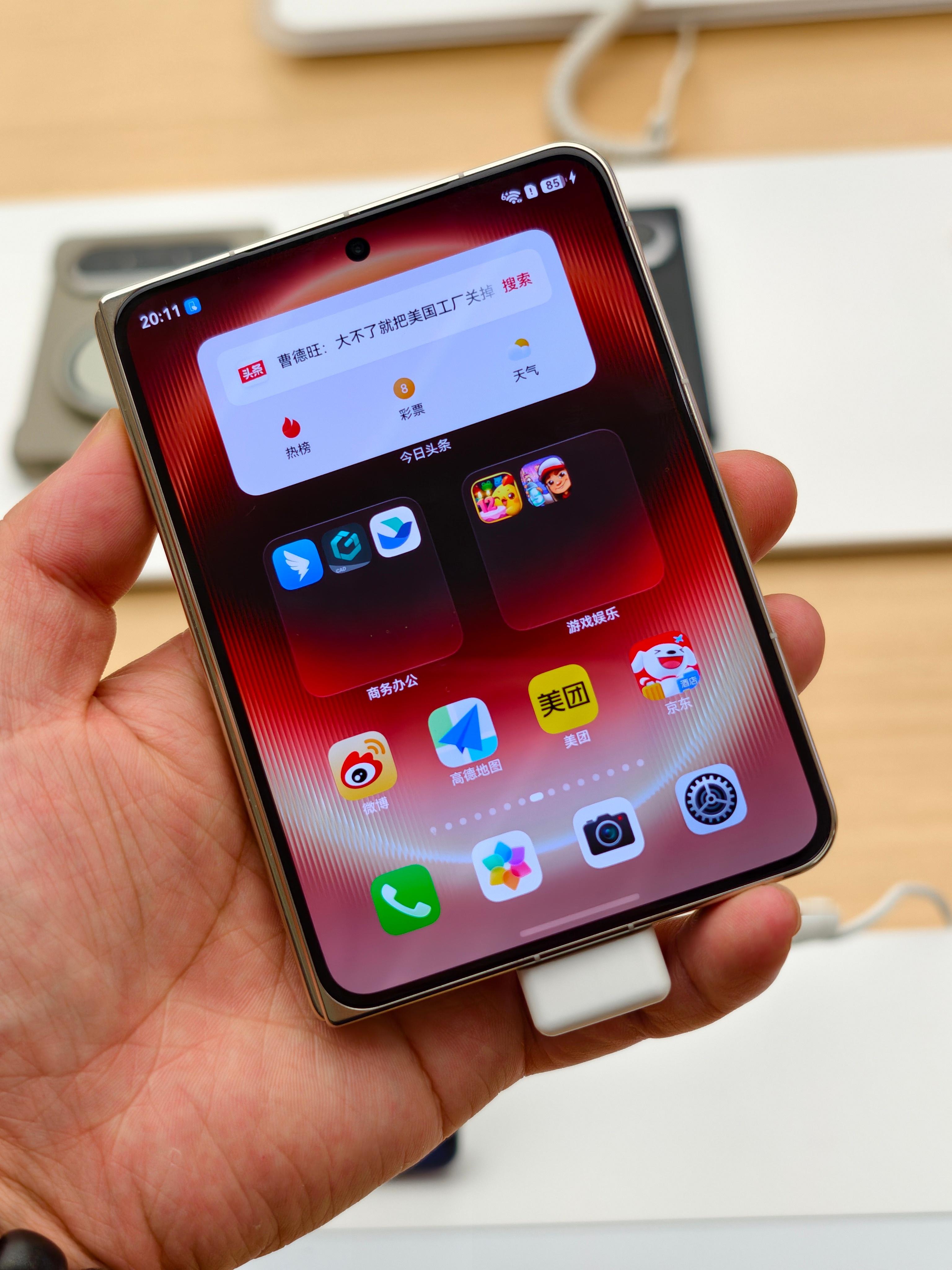 iPhoneUltra金属机模苹果这个少了一个镜头感觉更像是华为Pura X M