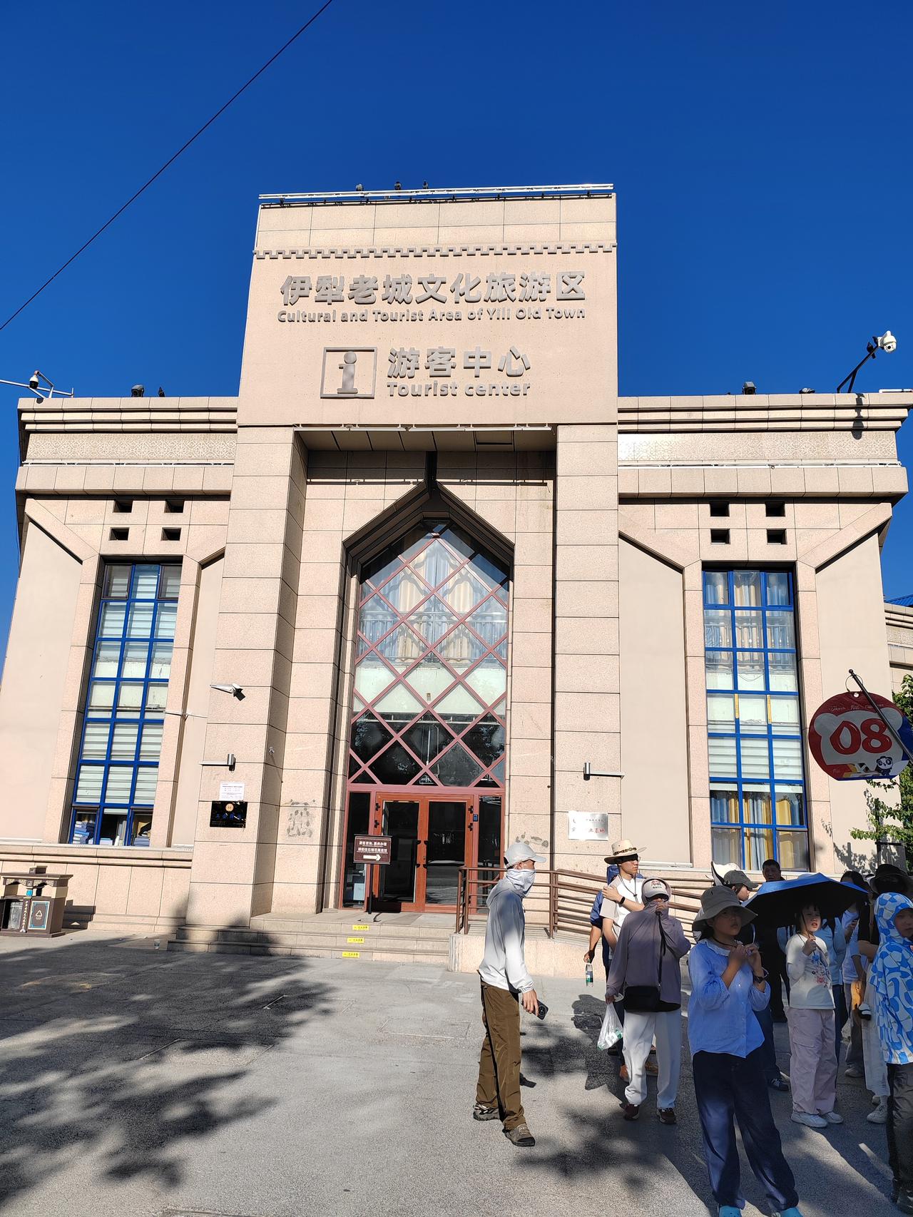 想买伊犁特产，伊犁本地的农贸市场是个好去处。像伊宁市的汉人街巴扎，这里聚集了超多