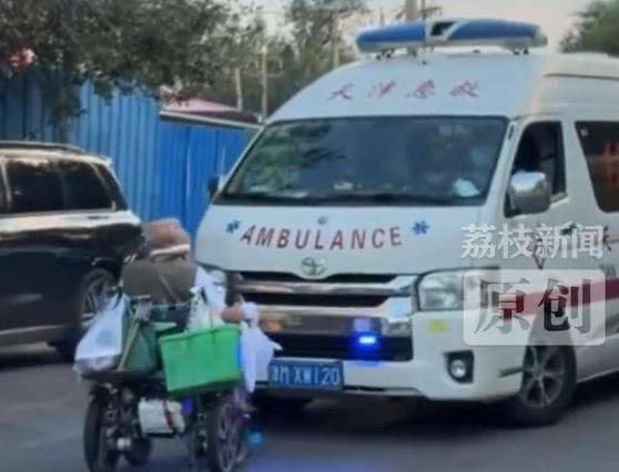 你敢信吗？生死攸关的抢救现场，有人竟敢拿命去堵救护车的路。2026年8月4日，天