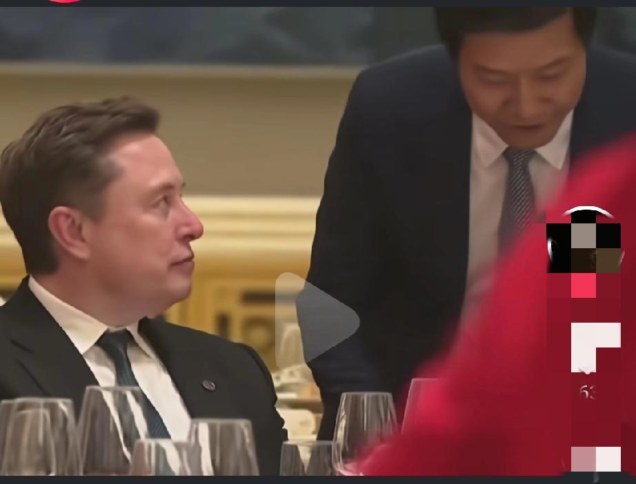 小米雷总凑到马斯克跟前，笑得那么开心。

马斯克还是给雷总面子，配合着来了个自拍