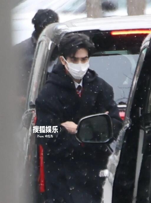 白鹿 宋威龙现身央视春晚首次联排白鹿春晚联排