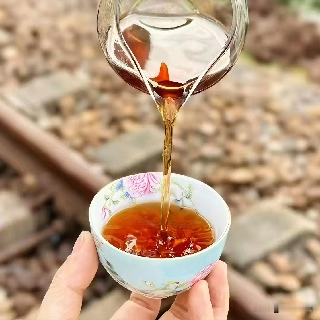 《茶砺真味·庆东原体》
沸水翻腾百沸喧，茶烟缭绕意悠然。浮沉辗转千般炼，莫惧煎，