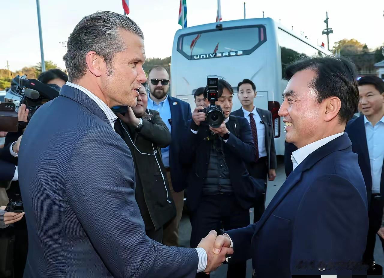 快讯！快讯！​
美韩防长再携手​
同盟戒备升级​
11 月 3 日，韩朝边境的板