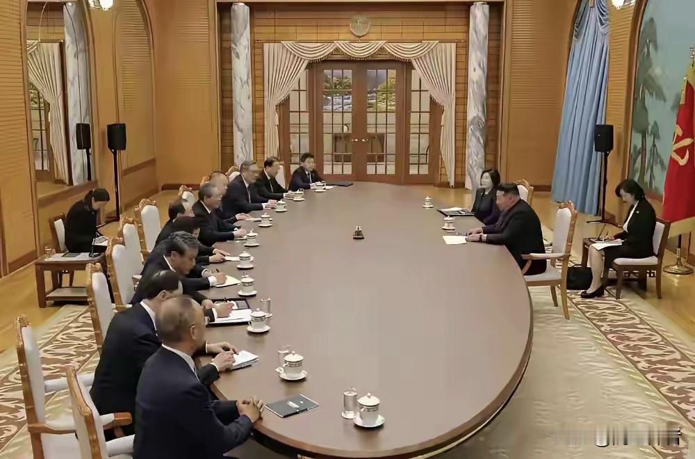 这种会见方式让人感觉别扭。难道就不能换一张长方形的会议桌会谈吗?虽说这是一场两国