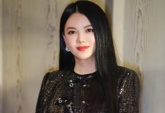 变化真大，身材颜值的反差感更是让人挪不开眼。李湘全平台账号被禁止关注