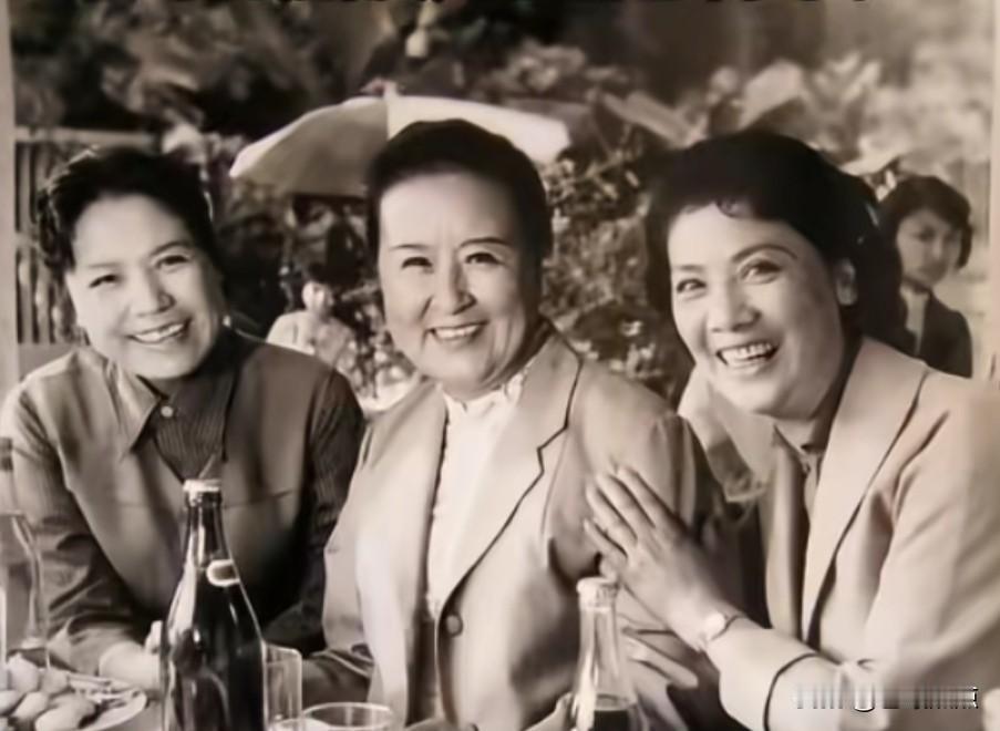 这三位是北京电影制片厂的老演员，中间这位是凌元，在影片《黑三角》里演那个卖冰棍的