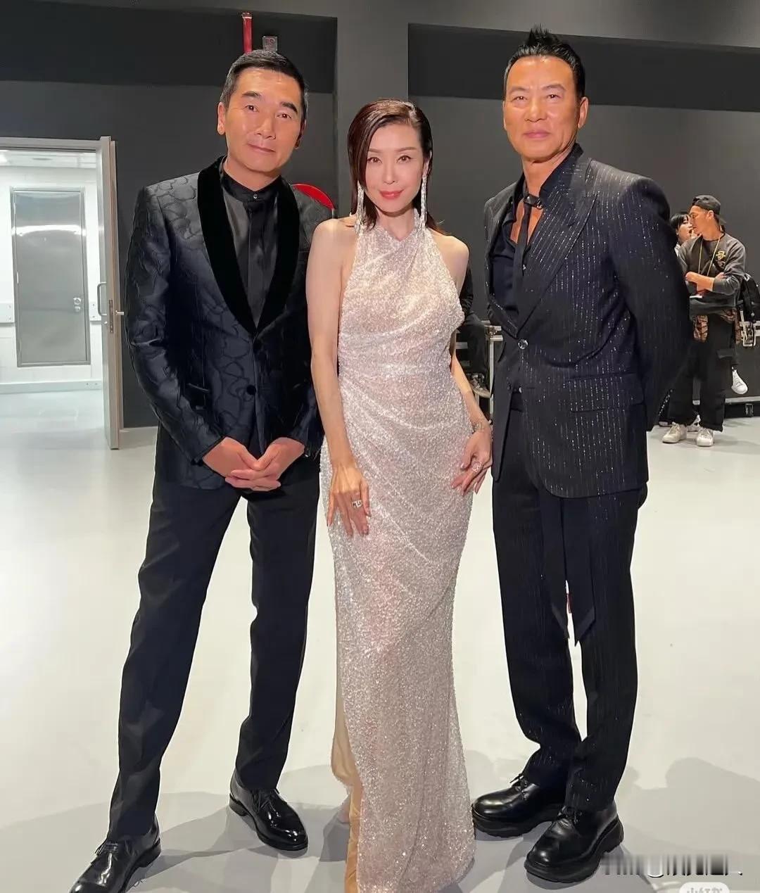 任达华和方中信这俩老牌男神居然站边上当绿叶，C位站着个气质超绝的姐姐！她往那儿一