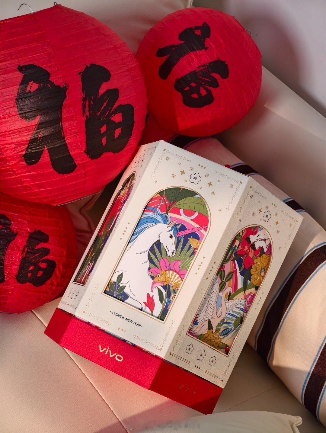 收到vivo的新春礼盒啦这个八音盒的造型也太梦幻了吧可太用心啦！围巾、车内香薰、