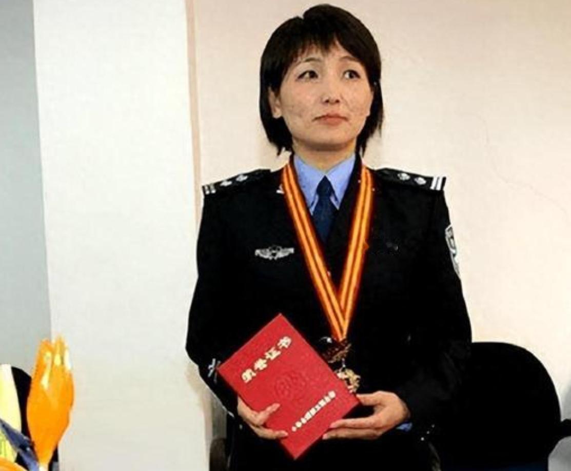 2006年，身陷囹圄的张高平偶然在监狱里看到电视上的女警官聂海芬，正对着镜头侃侃