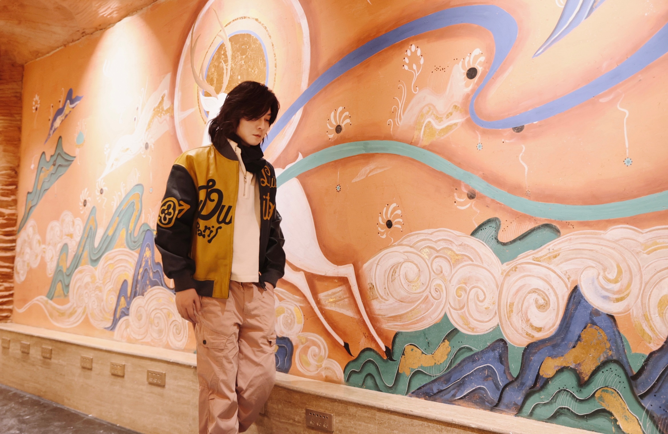 脚步轻轻，怕惊扰了壁画上的旧梦。这里除了我，还有风里千年的回响[音乐]王者敦煌飞