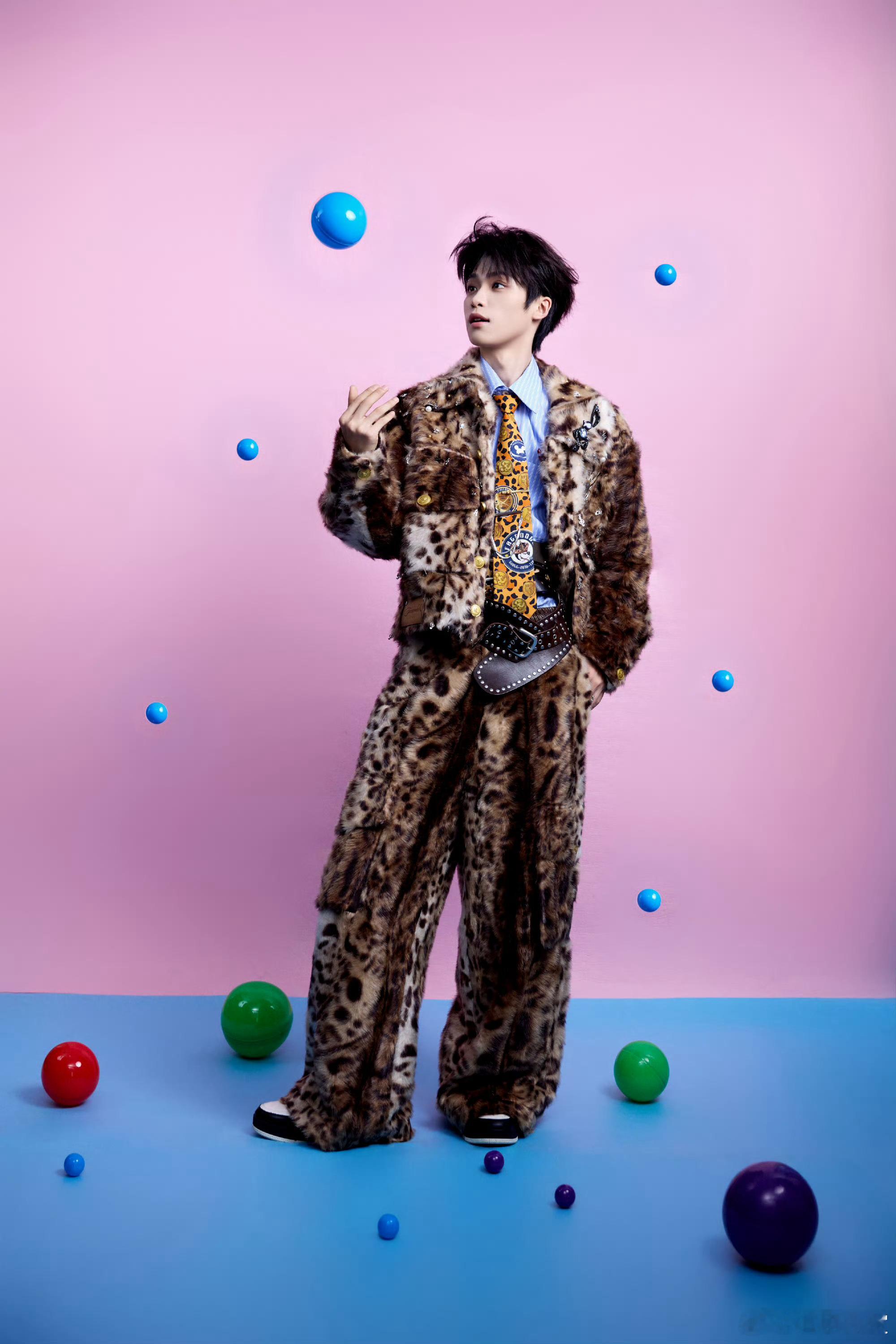 梓渝杭州音乐节造型出图，一身豹纹造型太帅了！像在拍时尚大片，今晚的舞台期待住了！