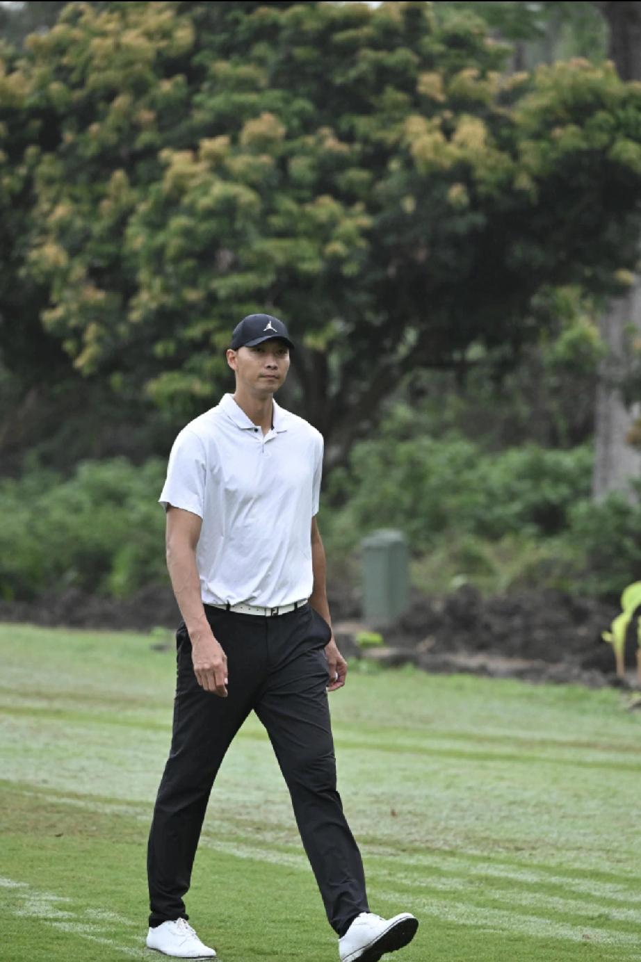 易建联海南打高尔夫瘦到脱相，脸竟然变成这样，下巴好尖，差点没认出来。

近日，易