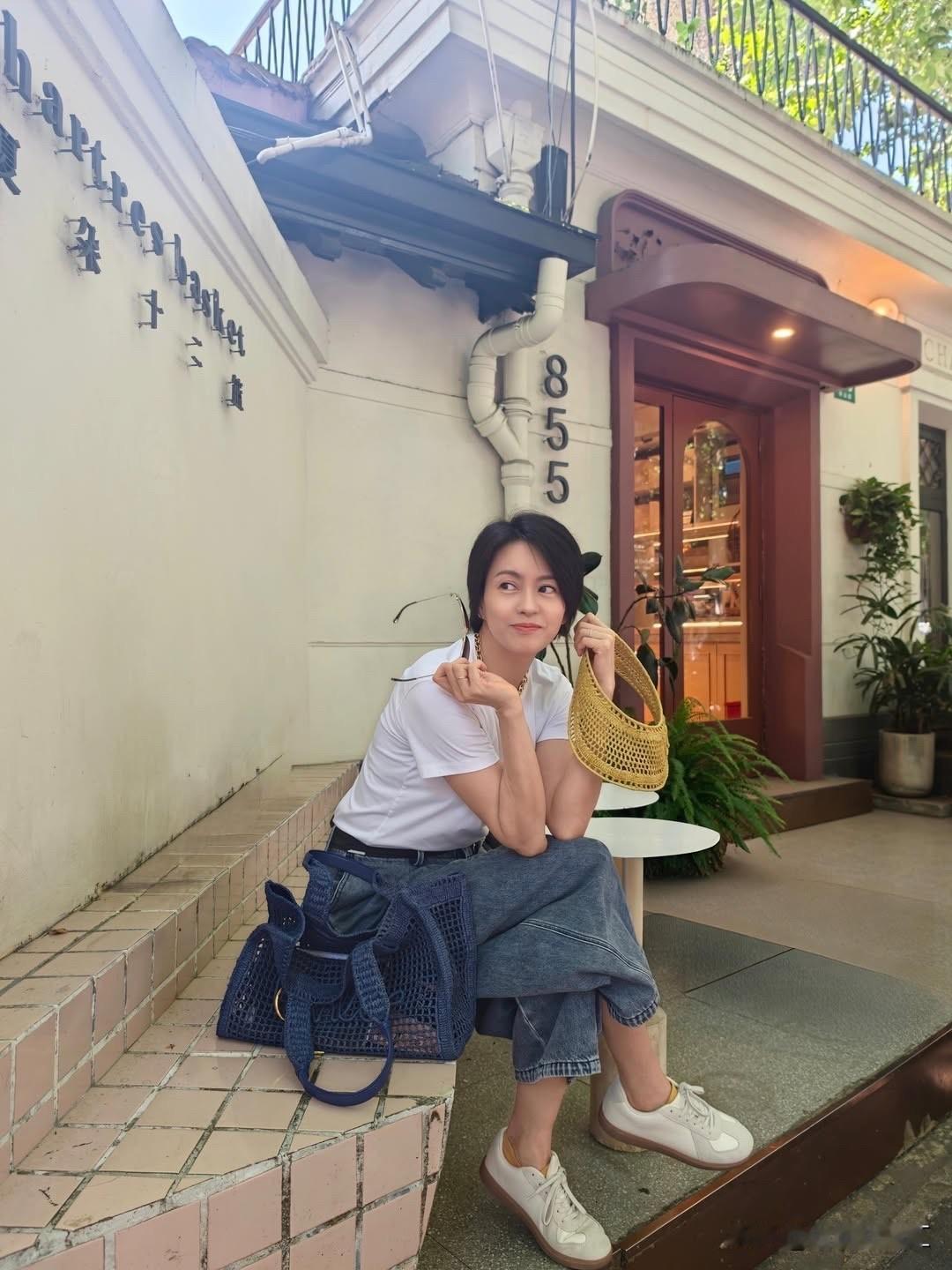 很多80后、90初的人，都是听着她的歌长大的，现在也都步入了中年。