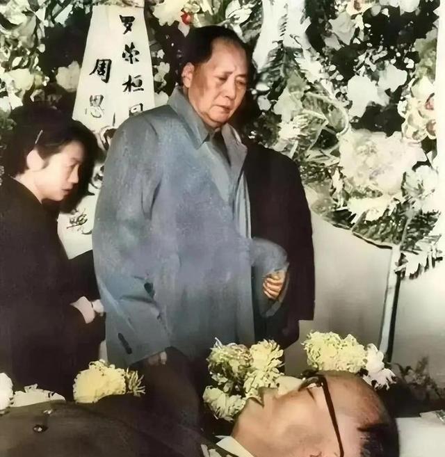 1963年12月17日，正在审阅文件的伟大领袖，被窗外的微风惊扰，心中突然生出一