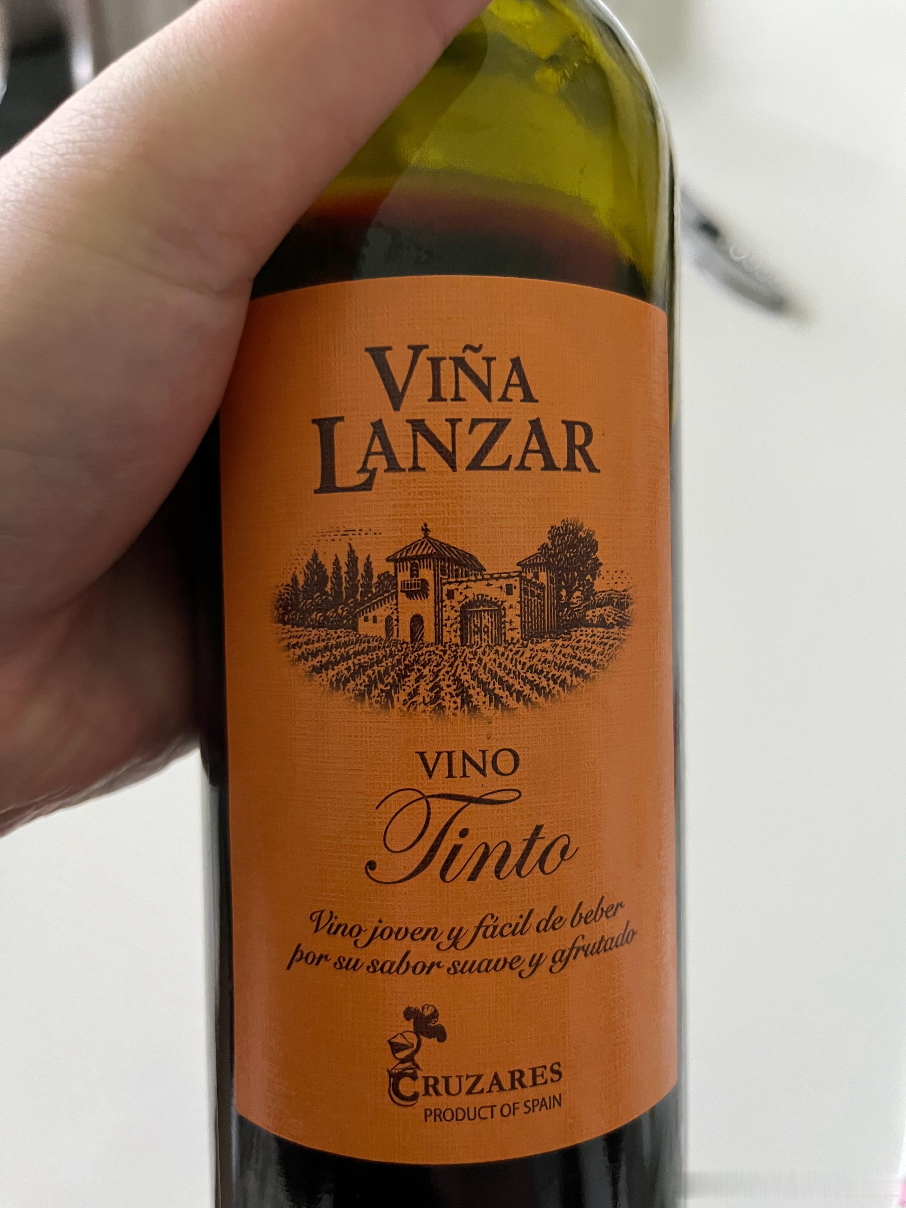 去超市买菜看到一元货架上有红酒。还不止一种。心说如今这物价—鸡肉卖猪肉价，猪肉卖