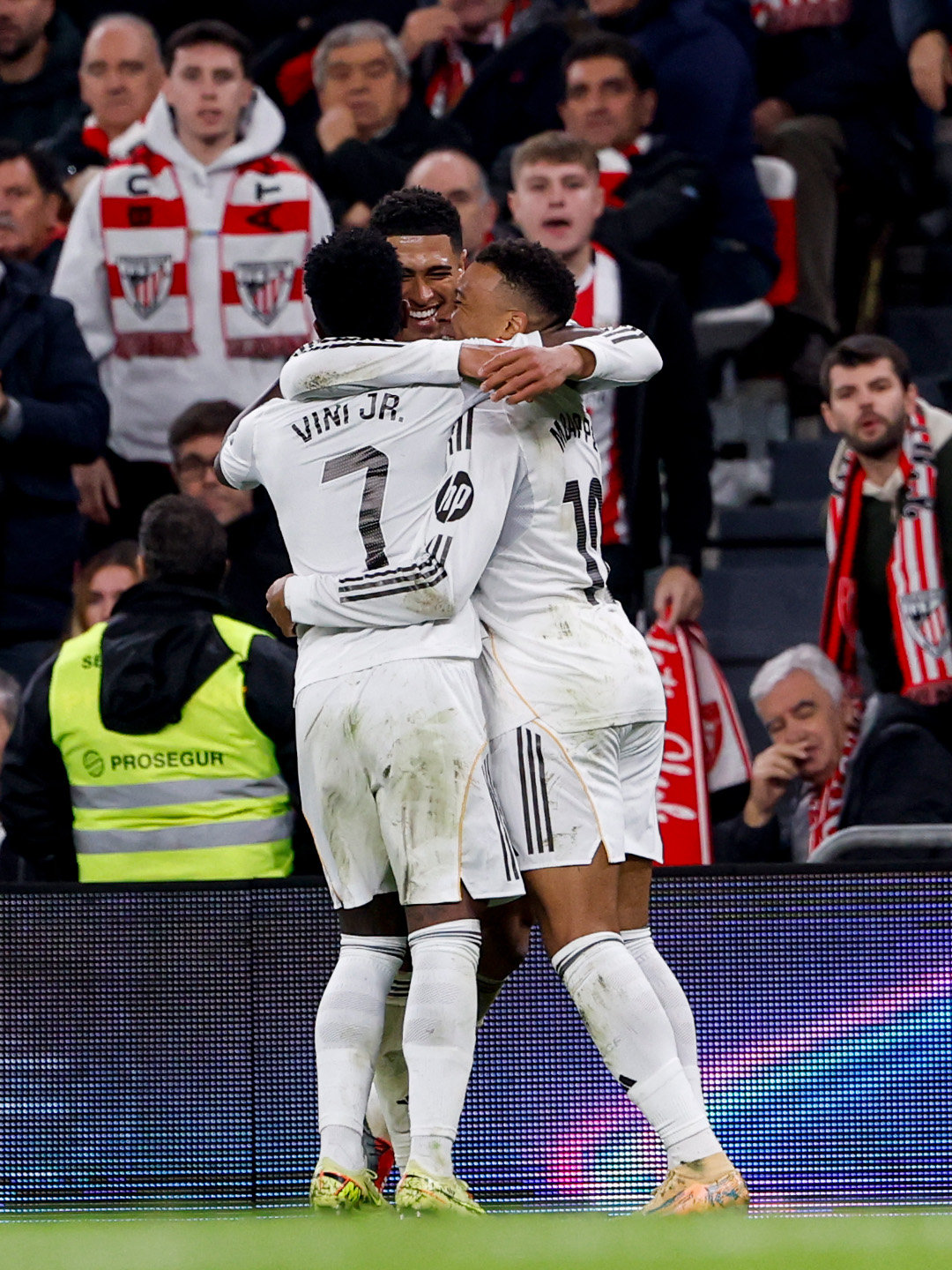 【德转】皇马现役球员进球榜：1 - 威尼修斯：342场比赛攻入111球。2 - 