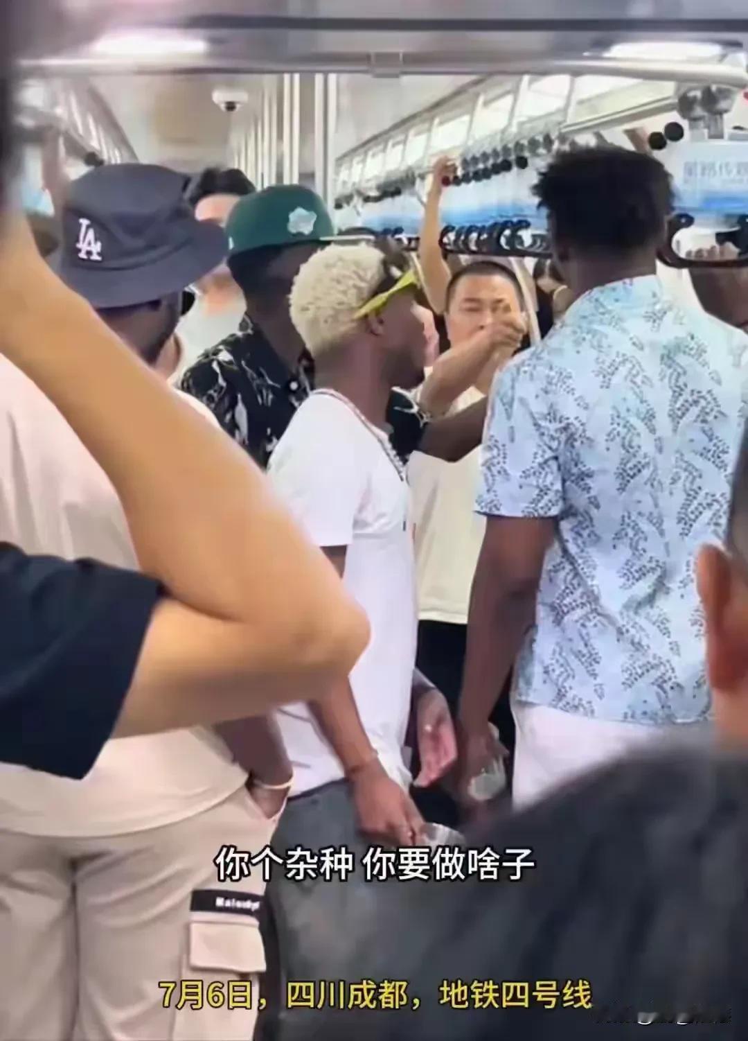 没有素质的黑人在中国越来越多了，没人管管吗？

7月6日，在成都地铁4号线上，由