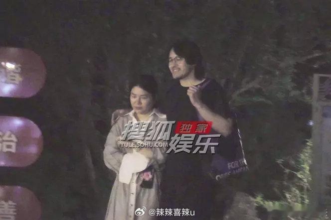杨天真和男子搭肩挽臂散步 八卦媒体拍到杨天真和一男子搭肩挽臂散步。（crlogo