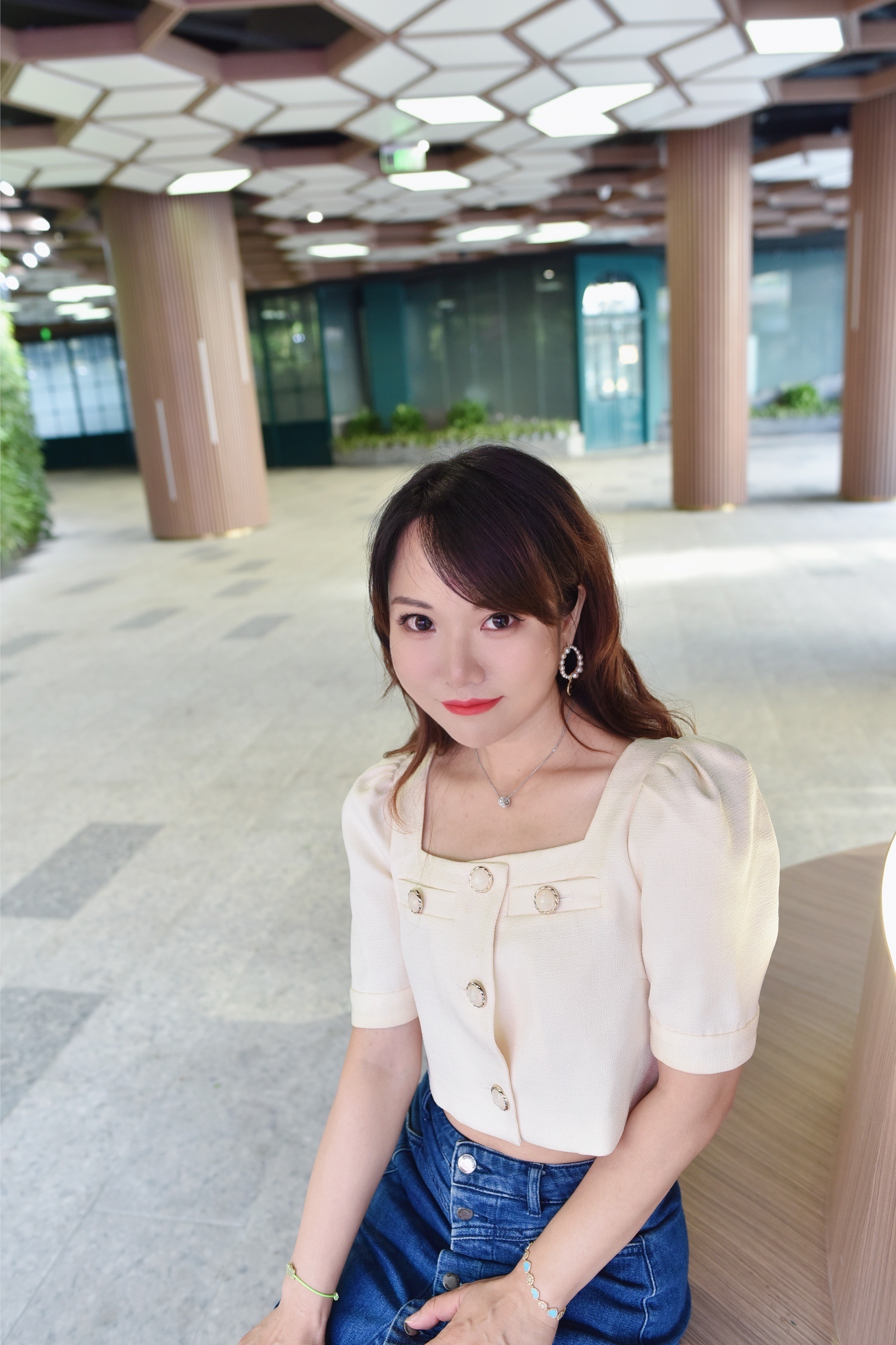 近视的痛谁懂出门戴框架眼镜——压鼻梁、蹭睫毛膏、自拍永远要找角度…妆容一上脸，镜