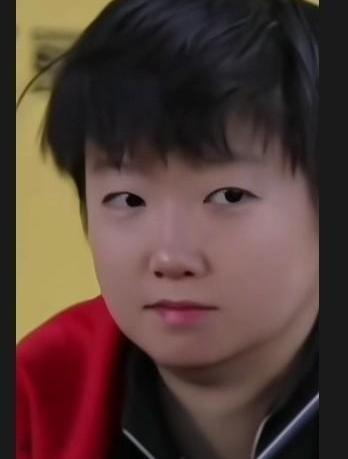 王楚钦的官方回答可以忽略不计。
真正的好戏，全在旁边孙颖莎那个憋不住的笑里。
那