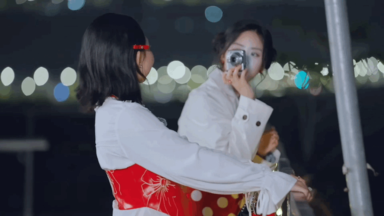 沈月给李嘉琦出神图了沈月在天台给李嘉琦出片 沈月李嘉琦重庆落地签， 跟闺蜜的日常