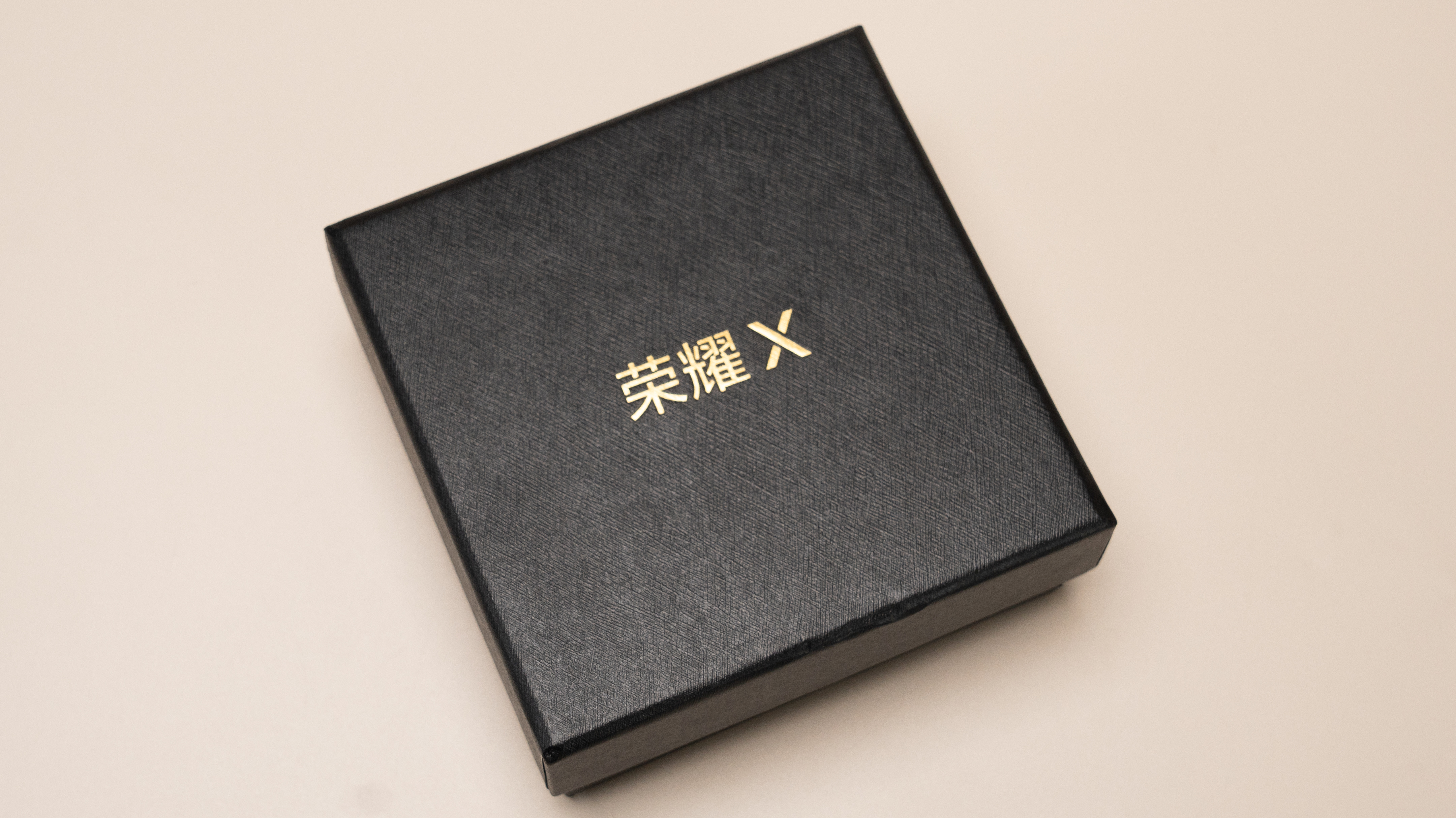 收到荣耀X80 Pro Max发布会邀请函了。一个无限把玩的解压金属魔方。同时也
