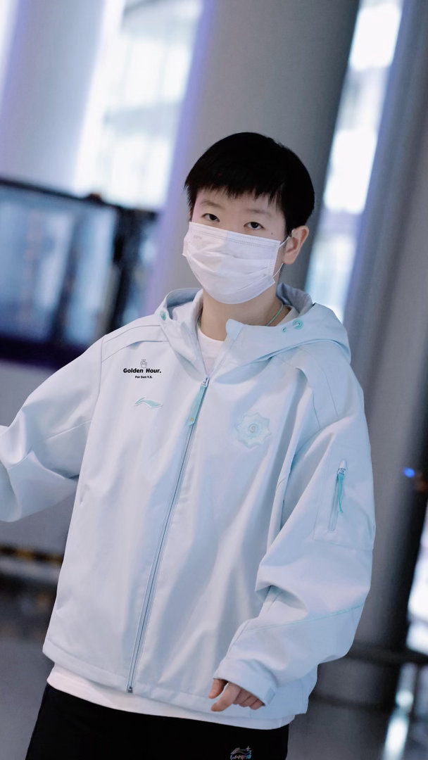 孙颖莎睡眼朦胧小猫咪睡眼朦胧中长途跋涉都懵了眼神逐渐迷离了，给我宝宝困的乒乓球