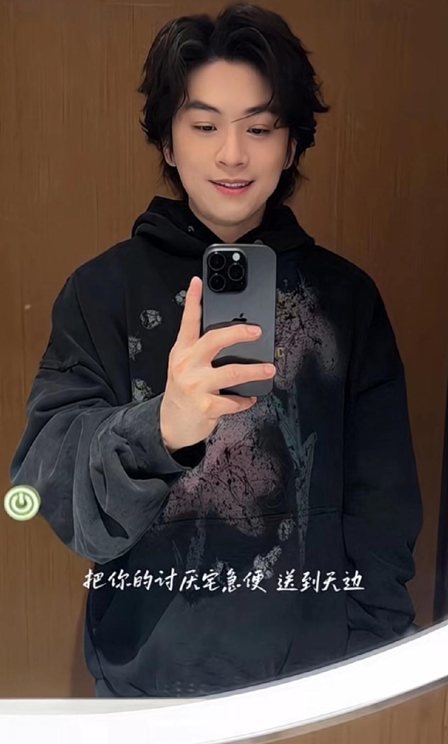 武艺唱【心愿便利贴】，网友喊他王濛

你别说，你还真别说，除了歌喉和性别，真挺像