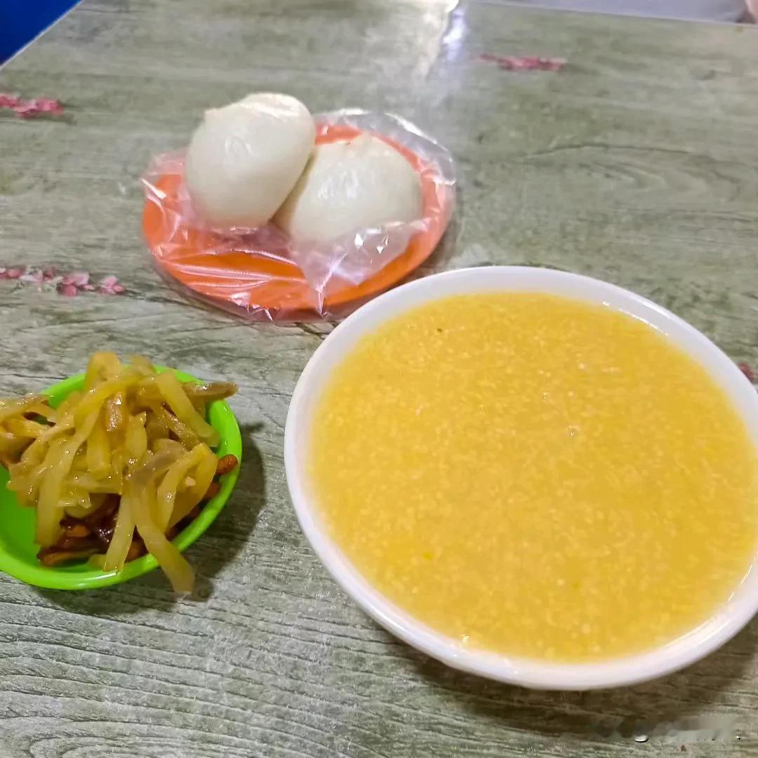 万能生活指南生活真的很简单。一碗小碴子粥，两个小馒头，一碟小咸菜。简单的快乐。