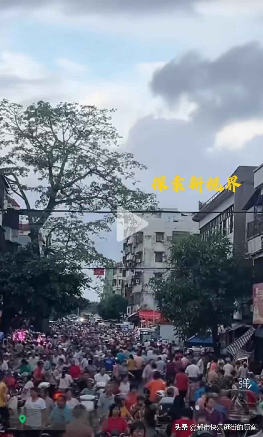 “咋这么多人啊？管理不善才有这场面吗？”早上的江门大鳌街，（如下图所示）人山人海