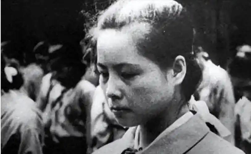 1945年，中国远征军在缅甸意外俘获十余名日军溃兵，团长原欲处决所有战俘，然而战